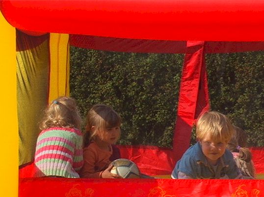 Spielende Kinder in der Hopsburg